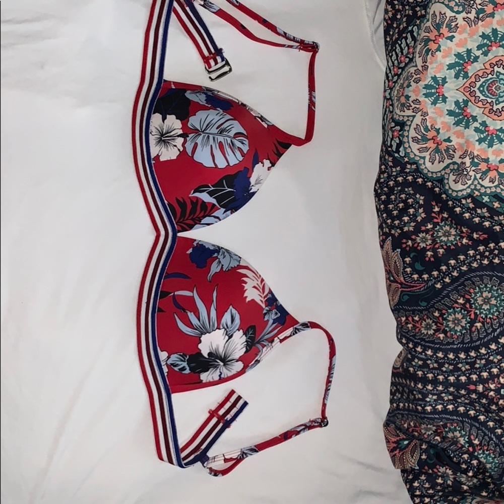 Cute swimming top!!